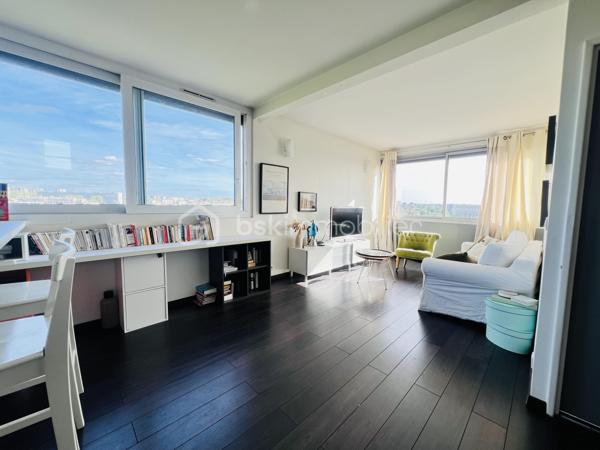 Découvrez ce BEAU duplex  MONTANT de 5 pièces de 81 m², situé  au 4e et  dernier étage avec ASCENSEUR , au sein d’une RÉSIDENCE SÉCURISÉE  parfaitement entretenue et avec GARDIEN .

 À seulement 10 minutes à pied du RER B CROIX DE BERNY  et à proximité des commerces et commodités.

Le premier niveau se compose de :

Une entrée avec cellier
Une cuisine ouverte aménagée et équipée 
Un séjour LUMINEUX 32m², exposé SUD-EST 
Une chambre
Une pièce permettant d’envisager la création d’une 4ᵉ chambre ou d’un bureau

À l’étage :
2 chambres, dont une de 15 m²
Une salle de bains avec WC

 Les +++

Dernier étage avec ascenseur
Appartement traversant et lumineux
3 chambres + possibilité d’une 4ᵉ chambre/bureau
Résidence sécurisée avec gardien
Résidence bien entretenue
Emplacement libre pour se garer dans la résidence
Proximité immédiate des commerces
RER B – Croix de Berny à environ 10 min à pied

Un appartement offrant volume, luminosité et potentiel, dans un environnement résidentiel recherché à la limite d’Antony.

VISITE POSSIBLE 7/7