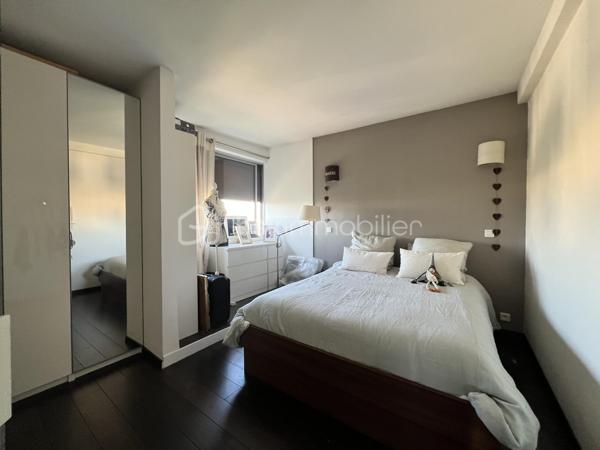 Découvrez ce BEAU duplex  MONTANT de 5 pièces de 81 m², situé  au 4e et  dernier étage avec ASCENSEUR , au sein d’une RÉSIDENCE SÉCURISÉE  parfaitement entretenue et avec GARDIEN .

 À seulement 10 minutes à pied du RER B CROIX DE BERNY  et à proximité des commerces et commodités.

Le premier niveau se compose de :

Une entrée avec cellier
Une cuisine ouverte aménagée et équipée 
Un séjour LUMINEUX 32m², exposé SUD-EST 
Une chambre
Une pièce permettant d’envisager la création d’une 4ᵉ chambre ou d’un bureau

À l’étage :
2 chambres, dont une de 15 m²
Une salle de bains avec WC

 Les +++

Dernier étage avec ascenseur
Appartement traversant et lumineux
3 chambres + possibilité d’une 4ᵉ chambre/bureau
Résidence sécurisée avec gardien
Résidence bien entretenue
Emplacement libre pour se garer dans la résidence
Proximité immédiate des commerces
RER B – Croix de Berny à environ 10 min à pied

Un appartement offrant volume, luminosité et potentiel, dans un environnement résidentiel recherché à la limite d’Antony.

VISITE POSSIBLE 7/7
