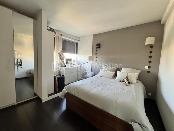 Découvrez ce BEAU duplex  MONTANT de 5 pièces de 81 m², situé  au 4e et  dernier étage avec ASCENSEUR , au sein d’une RÉSIDENCE SÉCURISÉE  parfaitement entretenue et avec GARDIEN .

 À seulement 10 minutes à pied du RER B CROIX DE BERNY  et à proximité des commerces et commodités.

Le premier niveau se compose de :

Une entrée avec cellier
Une cuisine ouverte aménagée et équipée 
Un séjour LUMINEUX 32m², exposé SUD-EST 
Une chambre
Une pièce permettant d’envisager la création d’une 4ᵉ chambre ou d’un bureau

À l’étage :
2 chambres, dont une de 15 m²
Une salle de bains avec WC

 Les +++

Dernier étage avec ascenseur
Appartement traversant et lumineux
3 chambres + possibilité d’une 4ᵉ chambre/bureau
Résidence sécurisée avec gardien
Résidence bien entretenue
Emplacement libre pour se garer dans la résidence
Proximité immédiate des commerces
RER B – Croix de Berny à environ 10 min à pied

Un appartement offrant volume, luminosité et potentiel, dans un environnement résidentiel recherché à la limite d’Antony.

VISITE POSSIBLE 7/7
