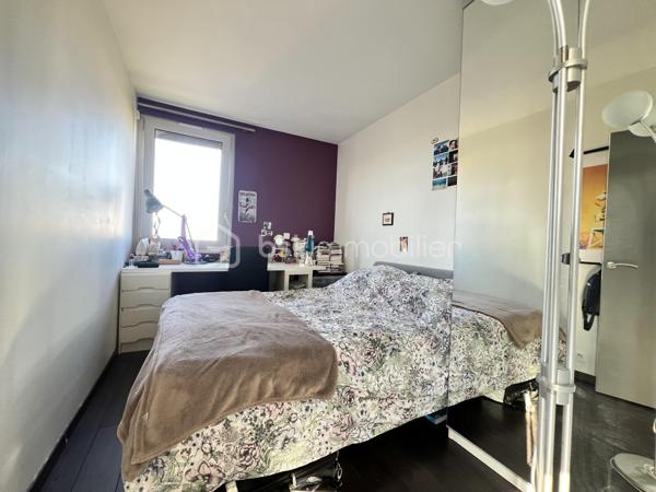Découvrez ce BEAU duplex  MONTANT de 5 pièces de 81 m², situé  au 4e et  dernier étage avec ASCENSEUR , au sein d’une RÉSIDENCE SÉCURISÉE  parfaitement entretenue et avec GARDIEN .

 À seulement 10 minutes à pied du RER B CROIX DE BERNY  et à proximité des commerces et commodités.

Le premier niveau se compose de :

Une entrée avec cellier
Une cuisine ouverte aménagée et équipée 
Un séjour LUMINEUX 32m², exposé SUD-EST 
Une chambre
Une pièce permettant d’envisager la création d’une 4ᵉ chambre ou d’un bureau

À l’étage :
2 chambres, dont une de 15 m²
Une salle de bains avec WC

 Les +++

Dernier étage avec ascenseur
Appartement traversant et lumineux
3 chambres + possibilité d’une 4ᵉ chambre/bureau
Résidence sécurisée avec gardien
Résidence bien entretenue
Emplacement libre pour se garer dans la résidence
Proximité immédiate des commerces
RER B – Croix de Berny à environ 10 min à pied

Un appartement offrant volume, luminosité et potentiel, dans un environnement résidentiel recherché à la limite d’Antony.

VISITE POSSIBLE 7/7