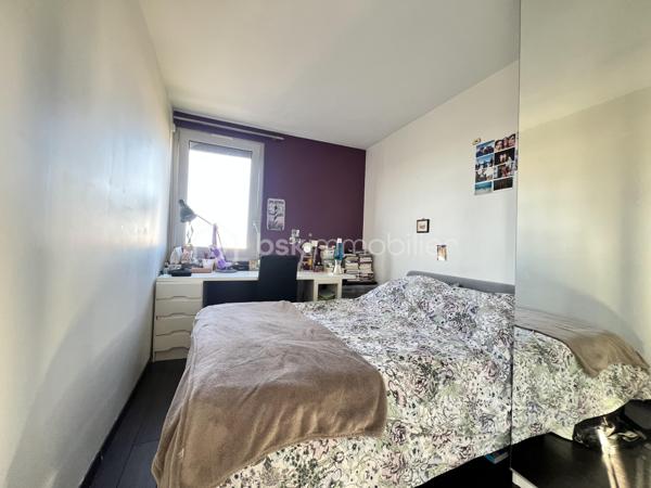 Découvrez ce BEAU duplex  MONTANT de 5 pièces de 81 m², situé  au 4e et  dernier étage avec ASCENSEUR , au sein d’une RÉSIDENCE SÉCURISÉE  parfaitement entretenue et avec GARDIEN .

 À seulement 10 minutes à pied du RER B CROIX DE BERNY  et à proximité des commerces et commodités.

Le premier niveau se compose de :

Une entrée avec cellier
Une cuisine ouverte aménagée et équipée 
Un séjour LUMINEUX 32m², exposé SUD-EST 
Une chambre
Une pièce permettant d’envisager la création d’une 4ᵉ chambre ou d’un bureau

À l’étage :
2 chambres, dont une de 15 m²
Une salle de bains avec WC

 Les +++

Dernier étage avec ascenseur
Appartement traversant et lumineux
3 chambres + possibilité d’une 4ᵉ chambre/bureau
Résidence sécurisée avec gardien
Résidence bien entretenue
Emplacement libre pour se garer dans la résidence
Proximité immédiate des commerces
RER B – Croix de Berny à environ 10 min à pied

Un appartement offrant volume, luminosité et potentiel, dans un environnement résidentiel recherché à la limite d’Antony.

VISITE POSSIBLE 7/7