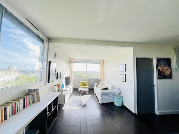 Découvrez ce BEAU duplex  MONTANT de 5 pièces de 81 m², situé  au 4e et  dernier étage avec ASCENSEUR , au sein d’une RÉSIDENCE SÉCURISÉE  parfaitement entretenue et avec GARDIEN .

 À seulement 10 minutes à pied du RER B CROIX DE BERNY  et à proximité des commerces et commodités.

Le premier niveau se compose de :

Une entrée avec cellier
Une cuisine ouverte aménagée et équipée 
Un séjour LUMINEUX 32m², exposé SUD-EST 
Une chambre
Une pièce permettant d’envisager la création d’une 4ᵉ chambre ou d’un bureau

À l’étage :
2 chambres, dont une de 15 m²
Une salle de bains avec WC

 Les +++

Dernier étage avec ascenseur
Appartement traversant et lumineux
3 chambres + possibilité d’une 4ᵉ chambre/bureau
Résidence sécurisée avec gardien
Résidence bien entretenue
Emplacement libre pour se garer dans la résidence
Proximité immédiate des commerces
RER B – Croix de Berny à environ 10 min à pied

Un appartement offrant volume, luminosité et potentiel, dans un environnement résidentiel recherché à la limite d’Antony.

VISITE POSSIBLE 7/7