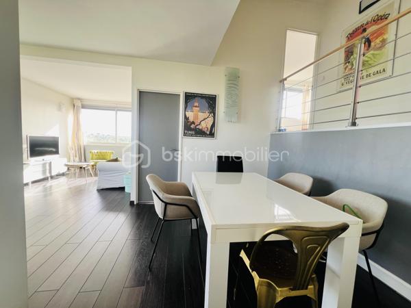 Découvrez ce BEAU duplex  MONTANT de 5 pièces de 81 m², situé  au 4e et  dernier étage avec ASCENSEUR , au sein d’une RÉSIDENCE SÉCURISÉE  parfaitement entretenue et avec GARDIEN .

 À seulement 10 minutes à pied du RER B CROIX DE BERNY  et à proximité des commerces et commodités.

Le premier niveau se compose de :

Une entrée avec cellier
Une cuisine ouverte aménagée et équipée 
Un séjour LUMINEUX 32m², exposé SUD-EST 
Une chambre
Une pièce permettant d’envisager la création d’une 4ᵉ chambre ou d’un bureau

À l’étage :
2 chambres, dont une de 15 m²
Une salle de bains avec WC

 Les +++

Dernier étage avec ascenseur
Appartement traversant et lumineux
3 chambres + possibilité d’une 4ᵉ chambre/bureau
Résidence sécurisée avec gardien
Résidence bien entretenue
Emplacement libre pour se garer dans la résidence
Proximité immédiate des commerces
RER B – Croix de Berny à environ 10 min à pied

Un appartement offrant volume, luminosité et potentiel, dans un environnement résidentiel recherché à la limite d’Antony.

VISITE POSSIBLE 7/7