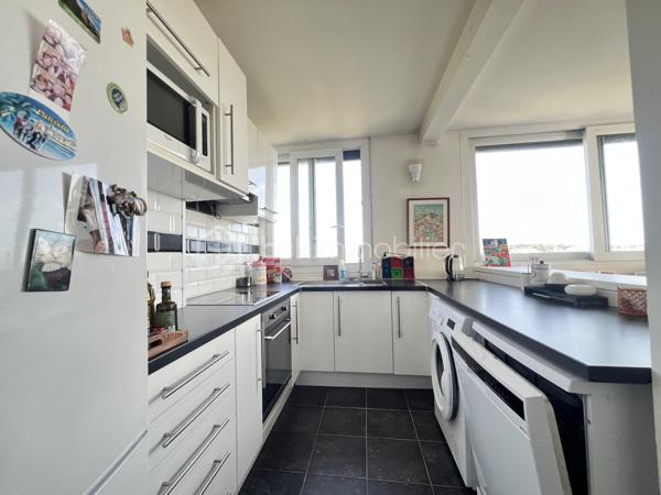 Découvrez ce BEAU duplex  MONTANT de 5 pièces de 81 m², situé  au 4e et  dernier étage avec ASCENSEUR , au sein d’une RÉSIDENCE SÉCURISÉE  parfaitement entretenue et avec GARDIEN .

 À seulement 10 minutes à pied du RER B CROIX DE BERNY  et à proximité des commerces et commodités.

Le premier niveau se compose de :

Une entrée avec cellier
Une cuisine ouverte aménagée et équipée 
Un séjour LUMINEUX 32m², exposé SUD-EST 
Une chambre
Une pièce permettant d’envisager la création d’une 4ᵉ chambre ou d’un bureau

À l’étage :
2 chambres, dont une de 15 m²
Une salle de bains avec WC

 Les +++

Dernier étage avec ascenseur
Appartement traversant et lumineux
3 chambres + possibilité d’une 4ᵉ chambre/bureau
Résidence sécurisée avec gardien
Résidence bien entretenue
Emplacement libre pour se garer dans la résidence
Proximité immédiate des commerces
RER B – Croix de Berny à environ 10 min à pied

Un appartement offrant volume, luminosité et potentiel, dans un environnement résidentiel recherché à la limite d’Antony.

VISITE POSSIBLE 7/7