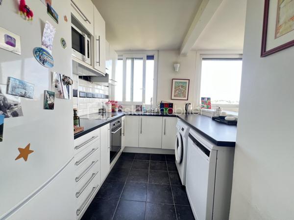 Découvrez ce BEAU duplex  MONTANT de 5 pièces de 81 m², situé  au 4e et  dernier étage avec ASCENSEUR , au sein d’une RÉSIDENCE SÉCURISÉE  parfaitement entretenue et avec GARDIEN .

 À seulement 10 minutes à pied du RER B CROIX DE BERNY  et à proximité des commerces et commodités.

Le premier niveau se compose de :

Une entrée avec cellier
Une cuisine ouverte aménagée et équipée 
Un séjour LUMINEUX 32m², exposé SUD-EST 
Une chambre
Une pièce permettant d’envisager la création d’une 4ᵉ chambre ou d’un bureau

À l’étage :
2 chambres, dont une de 15 m²
Une salle de bains avec WC

 Les +++

Dernier étage avec ascenseur
Appartement traversant et lumineux
3 chambres + possibilité d’une 4ᵉ chambre/bureau
Résidence sécurisée avec gardien
Résidence bien entretenue
Emplacement libre pour se garer dans la résidence
Proximité immédiate des commerces
RER B – Croix de Berny à environ 10 min à pied

Un appartement offrant volume, luminosité et potentiel, dans un environnement résidentiel recherché à la limite d’Antony.

VISITE POSSIBLE 7/7