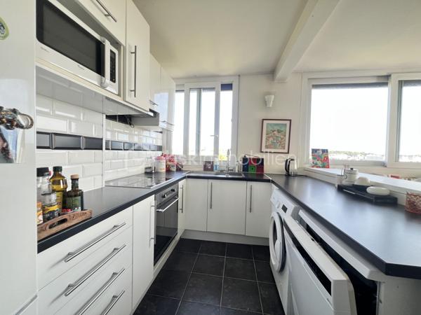 Découvrez ce BEAU duplex  MONTANT de 5 pièces de 81 m², situé  au 4e et  dernier étage avec ASCENSEUR , au sein d’une RÉSIDENCE SÉCURISÉE  parfaitement entretenue et avec GARDIEN .

 À seulement 10 minutes à pied du RER B CROIX DE BERNY  et à proximité des commerces et commodités.

Le premier niveau se compose de :

Une entrée avec cellier
Une cuisine ouverte aménagée et équipée 
Un séjour LUMINEUX 32m², exposé SUD-EST 
Une chambre
Une pièce permettant d’envisager la création d’une 4ᵉ chambre ou d’un bureau

À l’étage :
2 chambres, dont une de 15 m²
Une salle de bains avec WC

 Les +++

Dernier étage avec ascenseur
Appartement traversant et lumineux
3 chambres + possibilité d’une 4ᵉ chambre/bureau
Résidence sécurisée avec gardien
Résidence bien entretenue
Emplacement libre pour se garer dans la résidence
Proximité immédiate des commerces
RER B – Croix de Berny à environ 10 min à pied

Un appartement offrant volume, luminosité et potentiel, dans un environnement résidentiel recherché à la limite d’Antony.

VISITE POSSIBLE 7/7