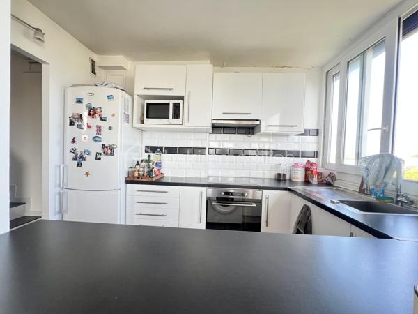 Découvrez ce BEAU duplex  MONTANT de 5 pièces de 81 m², situé  au 4e et  dernier étage avec ASCENSEUR , au sein d’une RÉSIDENCE SÉCURISÉE  parfaitement entretenue et avec GARDIEN .

 À seulement 10 minutes à pied du RER B CROIX DE BERNY  et à proximité des commerces et commodités.

Le premier niveau se compose de :

Une entrée avec cellier
Une cuisine ouverte aménagée et équipée 
Un séjour LUMINEUX 32m², exposé SUD-EST 
Une chambre
Une pièce permettant d’envisager la création d’une 4ᵉ chambre ou d’un bureau

À l’étage :
2 chambres, dont une de 15 m²
Une salle de bains avec WC

 Les +++

Dernier étage avec ascenseur
Appartement traversant et lumineux
3 chambres + possibilité d’une 4ᵉ chambre/bureau
Résidence sécurisée avec gardien
Résidence bien entretenue
Emplacement libre pour se garer dans la résidence
Proximité immédiate des commerces
RER B – Croix de Berny à environ 10 min à pied

Un appartement offrant volume, luminosité et potentiel, dans un environnement résidentiel recherché à la limite d’Antony.

VISITE POSSIBLE 7/7