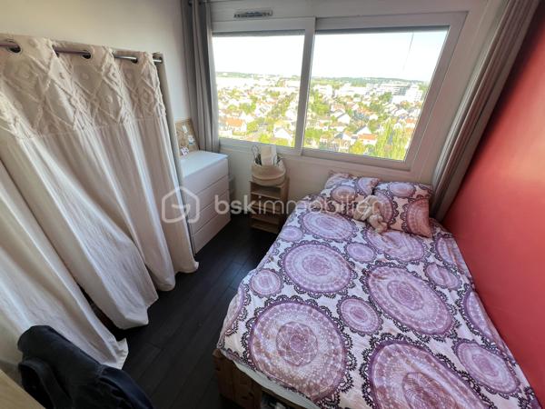 Découvrez ce BEAU duplex  MONTANT de 5 pièces de 81 m², situé  au 4e et  dernier étage avec ASCENSEUR , au sein d’une RÉSIDENCE SÉCURISÉE  parfaitement entretenue et avec GARDIEN .

 À seulement 10 minutes à pied du RER B CROIX DE BERNY  et à proximité des commerces et commodités.

Le premier niveau se compose de :

Une entrée avec cellier
Une cuisine ouverte aménagée et équipée 
Un séjour LUMINEUX 32m², exposé SUD-EST 
Une chambre
Une pièce permettant d’envisager la création d’une 4ᵉ chambre ou d’un bureau

À l’étage :
2 chambres, dont une de 15 m²
Une salle de bains avec WC

 Les +++

Dernier étage avec ascenseur
Appartement traversant et lumineux
3 chambres + possibilité d’une 4ᵉ chambre/bureau
Résidence sécurisée avec gardien
Résidence bien entretenue
Emplacement libre pour se garer dans la résidence
Proximité immédiate des commerces
RER B – Croix de Berny à environ 10 min à pied

Un appartement offrant volume, luminosité et potentiel, dans un environnement résidentiel recherché à la limite d’Antony.

VISITE POSSIBLE 7/7