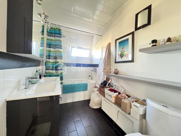 Découvrez ce BEAU duplex  MONTANT de 5 pièces de 81 m², situé  au 4e et  dernier étage avec ASCENSEUR , au sein d’une RÉSIDENCE SÉCURISÉE  parfaitement entretenue et avec GARDIEN .

 À seulement 10 minutes à pied du RER B CROIX DE BERNY  et à proximité des commerces et commodités.

Le premier niveau se compose de :

Une entrée avec cellier
Une cuisine ouverte aménagée et équipée 
Un séjour LUMINEUX 32m², exposé SUD-EST 
Une chambre
Une pièce permettant d’envisager la création d’une 4ᵉ chambre ou d’un bureau

À l’étage :
2 chambres, dont une de 15 m²
Une salle de bains avec WC

 Les +++

Dernier étage avec ascenseur
Appartement traversant et lumineux
3 chambres + possibilité d’une 4ᵉ chambre/bureau
Résidence sécurisée avec gardien
Résidence bien entretenue
Emplacement libre pour se garer dans la résidence
Proximité immédiate des commerces
RER B – Croix de Berny à environ 10 min à pied

Un appartement offrant volume, luminosité et potentiel, dans un environnement résidentiel recherché à la limite d’Antony.

VISITE POSSIBLE 7/7