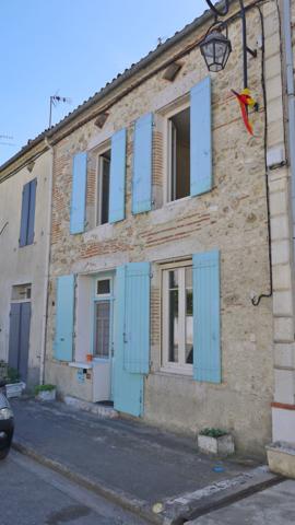 Maison de village en pierre .