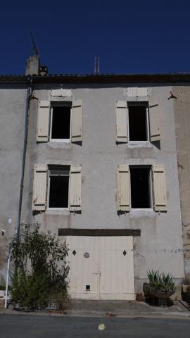 Maison de village en pierre .