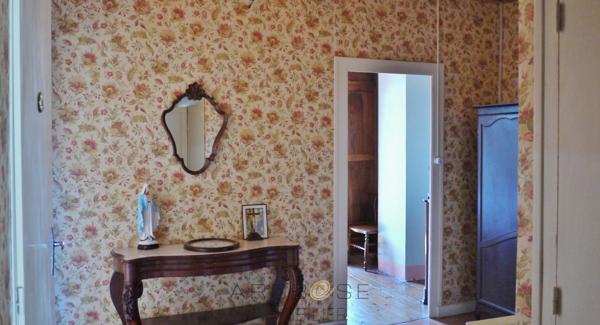 Maison de village en pierre .