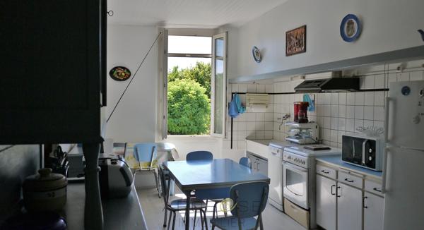Maison de village en pierre .