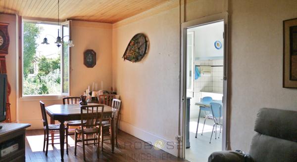 Maison de village en pierre .