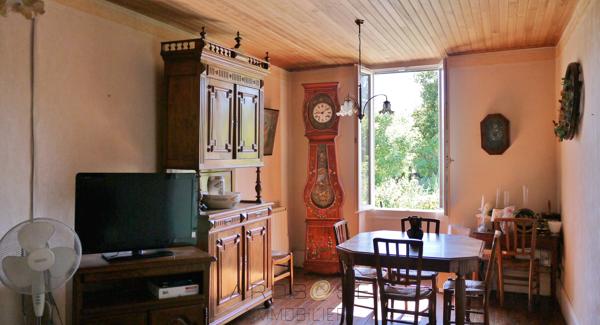 Maison de village en pierre .