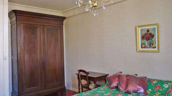 Maison de village en pierre .