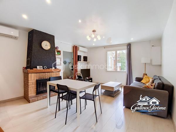 Située sur la commune de La Ferté-sous-Jouarre, secteur Morintru d’en Haut, dans un environnement calme, venez découvrir cette maison pleine de charme offrant 85 m² habitables et 92 m² au sol.

Dès l’entrée, vous découvrirez un agréable salon-salle à manger équipé d’une cheminée avec insert, idéal pour profiter de belles soirées au coin du feu.

La maison dispose également d’une cuisine indépendante, équipée et aménagée avec un espace repas, d’une salle d’eau moderne avec emplacement pour la machine à laver ainsi que d’un WC séparé.

À l’étage, un grand palier offre la possibilité d’aménager des placards afin d’optimiser au maximum les espaces de rangement. Il dessert 3 chambres ainsi qu’un bureau d’environ 7 m², pouvant parfaitement convenir pour le télétravail, un dressing ou une petite chambre d’enfant.

Un accès aux combles permet de bénéficier d’un espace de rangement supplémentaire.

 Côté extérieur, vous profiterez à l’arrière de la maison d’un agréable jardin avec son espace terrasse, parfait pour les repas et les moments de détente aux beaux jours. Deux abris en dur viennent compléter l’ensemble.

Pour votre confort toute l’année, la maison est équipée d’une pompe à chaleur air/air, permettant de chauffer efficacement en hiver et de profiter de la climatisation en été.

Vous recherchez votre premier achat, une maison pour accueillir votre famille ou tout simplement un environnement calme où vous installer ? Cette maison pourrait bien être celle que vous attendiez.

 Contactez-moi pour obtenir davantage d’informations et organiser votre visite.