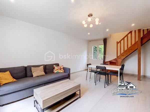 Située sur la commune de La Ferté-sous-Jouarre, secteur Morintru d’en Haut, dans un environnement calme, venez découvrir cette maison pleine de charme offrant 85 m² habitables et 92 m² au sol.

Dès l’entrée, vous découvrirez un agréable salon-salle à manger équipé d’une cheminée avec insert, idéal pour profiter de belles soirées au coin du feu.

La maison dispose également d’une cuisine indépendante, équipée et aménagée avec un espace repas, d’une salle d’eau moderne avec emplacement pour la machine à laver ainsi que d’un WC séparé.

À l’étage, un grand palier offre la possibilité d’aménager des placards afin d’optimiser au maximum les espaces de rangement. Il dessert 3 chambres ainsi qu’un bureau d’environ 7 m², pouvant parfaitement convenir pour le télétravail, un dressing ou une petite chambre d’enfant.

Un accès aux combles permet de bénéficier d’un espace de rangement supplémentaire.

 Côté extérieur, vous profiterez à l’arrière de la maison d’un agréable jardin avec son espace terrasse, parfait pour les repas et les moments de détente aux beaux jours. Deux abris en dur viennent compléter l’ensemble.

Pour votre confort toute l’année, la maison est équipée d’une pompe à chaleur air/air, permettant de chauffer efficacement en hiver et de profiter de la climatisation en été.

Vous recherchez votre premier achat, une maison pour accueillir votre famille ou tout simplement un environnement calme où vous installer ? Cette maison pourrait bien être celle que vous attendiez.

 Contactez-moi pour obtenir davantage d’informations et organiser votre visite.