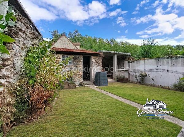 Située sur la commune de La Ferté-sous-Jouarre, secteur Morintru d’en Haut, dans un environnement calme, venez découvrir cette maison pleine de charme offrant 85 m² habitables et 92 m² au sol.

Dès l’entrée, vous découvrirez un agréable salon-salle à manger équipé d’une cheminée avec insert, idéal pour profiter de belles soirées au coin du feu.

La maison dispose également d’une cuisine indépendante, équipée et aménagée avec un espace repas, d’une salle d’eau moderne avec emplacement pour la machine à laver ainsi que d’un WC séparé.

À l’étage, un grand palier offre la possibilité d’aménager des placards afin d’optimiser au maximum les espaces de rangement. Il dessert 3 chambres ainsi qu’un bureau d’environ 7 m², pouvant parfaitement convenir pour le télétravail, un dressing ou une petite chambre d’enfant.

Un accès aux combles permet de bénéficier d’un espace de rangement supplémentaire.

 Côté extérieur, vous profiterez à l’arrière de la maison d’un agréable jardin avec son espace terrasse, parfait pour les repas et les moments de détente aux beaux jours. Deux abris en dur viennent compléter l’ensemble.

Pour votre confort toute l’année, la maison est équipée d’une pompe à chaleur air/air, permettant de chauffer efficacement en hiver et de profiter de la climatisation en été.

Vous recherchez votre premier achat, une maison pour accueillir votre famille ou tout simplement un environnement calme où vous installer ? Cette maison pourrait bien être celle que vous attendiez.

 Contactez-moi pour obtenir davantage d’informations et organiser votre visite.