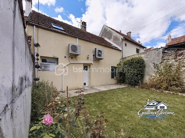 Située sur la commune de La Ferté-sous-Jouarre, secteur Morintru d’en Haut, dans un environnement calme, venez découvrir cette maison pleine de charme offrant 85 m² habitables et 92 m² au sol.

Dès l’entrée, vous découvrirez un agréable salon-salle à manger équipé d’une cheminée avec insert, idéal pour profiter de belles soirées au coin du feu.

La maison dispose également d’une cuisine indépendante, équipée et aménagée avec un espace repas, d’une salle d’eau moderne avec emplacement pour la machine à laver ainsi que d’un WC séparé.

À l’étage, un grand palier offre la possibilité d’aménager des placards afin d’optimiser au maximum les espaces de rangement. Il dessert 3 chambres ainsi qu’un bureau d’environ 7 m², pouvant parfaitement convenir pour le télétravail, un dressing ou une petite chambre d’enfant.

Un accès aux combles permet de bénéficier d’un espace de rangement supplémentaire.

 Côté extérieur, vous profiterez à l’arrière de la maison d’un agréable jardin avec son espace terrasse, parfait pour les repas et les moments de détente aux beaux jours. Deux abris en dur viennent compléter l’ensemble.

Pour votre confort toute l’année, la maison est équipée d’une pompe à chaleur air/air, permettant de chauffer efficacement en hiver et de profiter de la climatisation en été.

Vous recherchez votre premier achat, une maison pour accueillir votre famille ou tout simplement un environnement calme où vous installer ? Cette maison pourrait bien être celle que vous attendiez.

 Contactez-moi pour obtenir davantage d’informations et organiser votre visite.