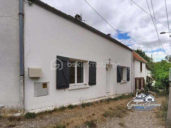 Située sur la commune de La Ferté-sous-Jouarre, secteur Morintru d’en Haut, dans un environnement calme, venez découvrir cette maison pleine de charme offrant 85 m² habitables et 92 m² au sol.

Dès l’entrée, vous découvrirez un agréable salon-salle à manger équipé d’une cheminée avec insert, idéal pour profiter de belles soirées au coin du feu.

La maison dispose également d’une cuisine indépendante, équipée et aménagée avec un espace repas, d’une salle d’eau moderne avec emplacement pour la machine à laver ainsi que d’un WC séparé.

À l’étage, un grand palier offre la possibilité d’aménager des placards afin d’optimiser au maximum les espaces de rangement. Il dessert 3 chambres ainsi qu’un bureau d’environ 7 m², pouvant parfaitement convenir pour le télétravail, un dressing ou une petite chambre d’enfant.

Un accès aux combles permet de bénéficier d’un espace de rangement supplémentaire.

 Côté extérieur, vous profiterez à l’arrière de la maison d’un agréable jardin avec son espace terrasse, parfait pour les repas et les moments de détente aux beaux jours. Deux abris en dur viennent compléter l’ensemble.

Pour votre confort toute l’année, la maison est équipée d’une pompe à chaleur air/air, permettant de chauffer efficacement en hiver et de profiter de la climatisation en été.

Vous recherchez votre premier achat, une maison pour accueillir votre famille ou tout simplement un environnement calme où vous installer ? Cette maison pourrait bien être celle que vous attendiez.

 Contactez-moi pour obtenir davantage d’informations et organiser votre visite.