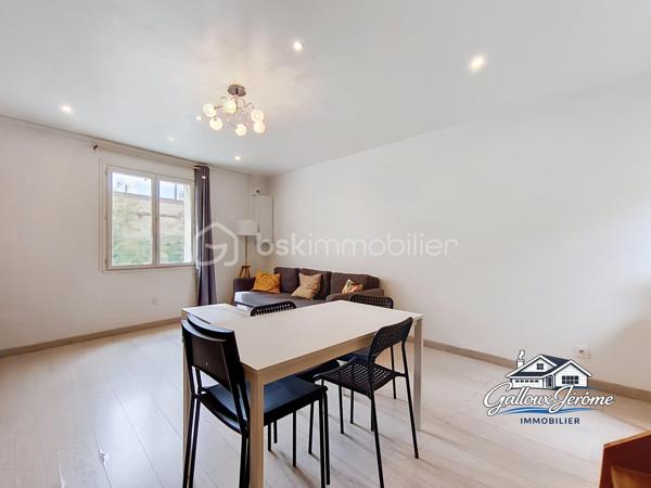 Située sur la commune de La Ferté-sous-Jouarre, secteur Morintru d’en Haut, dans un environnement calme, venez découvrir cette maison pleine de charme offrant 85 m² habitables et 92 m² au sol.

Dès l’entrée, vous découvrirez un agréable salon-salle à manger équipé d’une cheminée avec insert, idéal pour profiter de belles soirées au coin du feu.

La maison dispose également d’une cuisine indépendante, équipée et aménagée avec un espace repas, d’une salle d’eau moderne avec emplacement pour la machine à laver ainsi que d’un WC séparé.

À l’étage, un grand palier offre la possibilité d’aménager des placards afin d’optimiser au maximum les espaces de rangement. Il dessert 3 chambres ainsi qu’un bureau d’environ 7 m², pouvant parfaitement convenir pour le télétravail, un dressing ou une petite chambre d’enfant.

Un accès aux combles permet de bénéficier d’un espace de rangement supplémentaire.

 Côté extérieur, vous profiterez à l’arrière de la maison d’un agréable jardin avec son espace terrasse, parfait pour les repas et les moments de détente aux beaux jours. Deux abris en dur viennent compléter l’ensemble.

Pour votre confort toute l’année, la maison est équipée d’une pompe à chaleur air/air, permettant de chauffer efficacement en hiver et de profiter de la climatisation en été.

Vous recherchez votre premier achat, une maison pour accueillir votre famille ou tout simplement un environnement calme où vous installer ? Cette maison pourrait bien être celle que vous attendiez.

 Contactez-moi pour obtenir davantage d’informations et organiser votre visite.