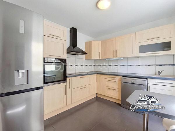 Située sur la commune de La Ferté-sous-Jouarre, secteur Morintru d’en Haut, dans un environnement calme, venez découvrir cette maison pleine de charme offrant 85 m² habitables et 92 m² au sol.

Dès l’entrée, vous découvrirez un agréable salon-salle à manger équipé d’une cheminée avec insert, idéal pour profiter de belles soirées au coin du feu.

La maison dispose également d’une cuisine indépendante, équipée et aménagée avec un espace repas, d’une salle d’eau moderne avec emplacement pour la machine à laver ainsi que d’un WC séparé.

À l’étage, un grand palier offre la possibilité d’aménager des placards afin d’optimiser au maximum les espaces de rangement. Il dessert 3 chambres ainsi qu’un bureau d’environ 7 m², pouvant parfaitement convenir pour le télétravail, un dressing ou une petite chambre d’enfant.

Un accès aux combles permet de bénéficier d’un espace de rangement supplémentaire.

 Côté extérieur, vous profiterez à l’arrière de la maison d’un agréable jardin avec son espace terrasse, parfait pour les repas et les moments de détente aux beaux jours. Deux abris en dur viennent compléter l’ensemble.

Pour votre confort toute l’année, la maison est équipée d’une pompe à chaleur air/air, permettant de chauffer efficacement en hiver et de profiter de la climatisation en été.

Vous recherchez votre premier achat, une maison pour accueillir votre famille ou tout simplement un environnement calme où vous installer ? Cette maison pourrait bien être celle que vous attendiez.

 Contactez-moi pour obtenir davantage d’informations et organiser votre visite.