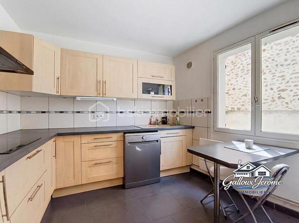 Située sur la commune de La Ferté-sous-Jouarre, secteur Morintru d’en Haut, dans un environnement calme, venez découvrir cette maison pleine de charme offrant 85 m² habitables et 92 m² au sol.

Dès l’entrée, vous découvrirez un agréable salon-salle à manger équipé d’une cheminée avec insert, idéal pour profiter de belles soirées au coin du feu.

La maison dispose également d’une cuisine indépendante, équipée et aménagée avec un espace repas, d’une salle d’eau moderne avec emplacement pour la machine à laver ainsi que d’un WC séparé.

À l’étage, un grand palier offre la possibilité d’aménager des placards afin d’optimiser au maximum les espaces de rangement. Il dessert 3 chambres ainsi qu’un bureau d’environ 7 m², pouvant parfaitement convenir pour le télétravail, un dressing ou une petite chambre d’enfant.

Un accès aux combles permet de bénéficier d’un espace de rangement supplémentaire.

 Côté extérieur, vous profiterez à l’arrière de la maison d’un agréable jardin avec son espace terrasse, parfait pour les repas et les moments de détente aux beaux jours. Deux abris en dur viennent compléter l’ensemble.

Pour votre confort toute l’année, la maison est équipée d’une pompe à chaleur air/air, permettant de chauffer efficacement en hiver et de profiter de la climatisation en été.

Vous recherchez votre premier achat, une maison pour accueillir votre famille ou tout simplement un environnement calme où vous installer ? Cette maison pourrait bien être celle que vous attendiez.

 Contactez-moi pour obtenir davantage d’informations et organiser votre visite.