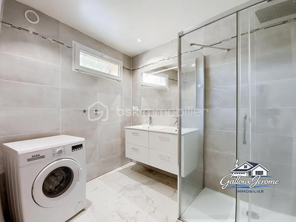 Située sur la commune de La Ferté-sous-Jouarre, secteur Morintru d’en Haut, dans un environnement calme, venez découvrir cette maison pleine de charme offrant 85 m² habitables et 92 m² au sol.

Dès l’entrée, vous découvrirez un agréable salon-salle à manger équipé d’une cheminée avec insert, idéal pour profiter de belles soirées au coin du feu.

La maison dispose également d’une cuisine indépendante, équipée et aménagée avec un espace repas, d’une salle d’eau moderne avec emplacement pour la machine à laver ainsi que d’un WC séparé.

À l’étage, un grand palier offre la possibilité d’aménager des placards afin d’optimiser au maximum les espaces de rangement. Il dessert 3 chambres ainsi qu’un bureau d’environ 7 m², pouvant parfaitement convenir pour le télétravail, un dressing ou une petite chambre d’enfant.

Un accès aux combles permet de bénéficier d’un espace de rangement supplémentaire.

 Côté extérieur, vous profiterez à l’arrière de la maison d’un agréable jardin avec son espace terrasse, parfait pour les repas et les moments de détente aux beaux jours. Deux abris en dur viennent compléter l’ensemble.

Pour votre confort toute l’année, la maison est équipée d’une pompe à chaleur air/air, permettant de chauffer efficacement en hiver et de profiter de la climatisation en été.

Vous recherchez votre premier achat, une maison pour accueillir votre famille ou tout simplement un environnement calme où vous installer ? Cette maison pourrait bien être celle que vous attendiez.

 Contactez-moi pour obtenir davantage d’informations et organiser votre visite.