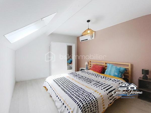 Située sur la commune de La Ferté-sous-Jouarre, secteur Morintru d’en Haut, dans un environnement calme, venez découvrir cette maison pleine de charme offrant 85 m² habitables et 92 m² au sol.

Dès l’entrée, vous découvrirez un agréable salon-salle à manger équipé d’une cheminée avec insert, idéal pour profiter de belles soirées au coin du feu.

La maison dispose également d’une cuisine indépendante, équipée et aménagée avec un espace repas, d’une salle d’eau moderne avec emplacement pour la machine à laver ainsi que d’un WC séparé.

À l’étage, un grand palier offre la possibilité d’aménager des placards afin d’optimiser au maximum les espaces de rangement. Il dessert 3 chambres ainsi qu’un bureau d’environ 7 m², pouvant parfaitement convenir pour le télétravail, un dressing ou une petite chambre d’enfant.

Un accès aux combles permet de bénéficier d’un espace de rangement supplémentaire.

 Côté extérieur, vous profiterez à l’arrière de la maison d’un agréable jardin avec son espace terrasse, parfait pour les repas et les moments de détente aux beaux jours. Deux abris en dur viennent compléter l’ensemble.

Pour votre confort toute l’année, la maison est équipée d’une pompe à chaleur air/air, permettant de chauffer efficacement en hiver et de profiter de la climatisation en été.

Vous recherchez votre premier achat, une maison pour accueillir votre famille ou tout simplement un environnement calme où vous installer ? Cette maison pourrait bien être celle que vous attendiez.

 Contactez-moi pour obtenir davantage d’informations et organiser votre visite.