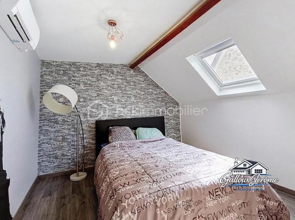 Située sur la commune de La Ferté-sous-Jouarre, secteur Morintru d’en Haut, dans un environnement calme, venez découvrir cette maison pleine de charme offrant 85 m² habitables et 92 m² au sol.

Dès l’entrée, vous découvrirez un agréable salon-salle à manger équipé d’une cheminée avec insert, idéal pour profiter de belles soirées au coin du feu.

La maison dispose également d’une cuisine indépendante, équipée et aménagée avec un espace repas, d’une salle d’eau moderne avec emplacement pour la machine à laver ainsi que d’un WC séparé.

À l’étage, un grand palier offre la possibilité d’aménager des placards afin d’optimiser au maximum les espaces de rangement. Il dessert 3 chambres ainsi qu’un bureau d’environ 7 m², pouvant parfaitement convenir pour le télétravail, un dressing ou une petite chambre d’enfant.

Un accès aux combles permet de bénéficier d’un espace de rangement supplémentaire.

 Côté extérieur, vous profiterez à l’arrière de la maison d’un agréable jardin avec son espace terrasse, parfait pour les repas et les moments de détente aux beaux jours. Deux abris en dur viennent compléter l’ensemble.

Pour votre confort toute l’année, la maison est équipée d’une pompe à chaleur air/air, permettant de chauffer efficacement en hiver et de profiter de la climatisation en été.

Vous recherchez votre premier achat, une maison pour accueillir votre famille ou tout simplement un environnement calme où vous installer ? Cette maison pourrait bien être celle que vous attendiez.

 Contactez-moi pour obtenir davantage d’informations et organiser votre visite.