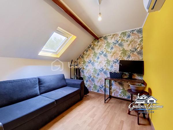 Située sur la commune de La Ferté-sous-Jouarre, secteur Morintru d’en Haut, dans un environnement calme, venez découvrir cette maison pleine de charme offrant 85 m² habitables et 92 m² au sol.

Dès l’entrée, vous découvrirez un agréable salon-salle à manger équipé d’une cheminée avec insert, idéal pour profiter de belles soirées au coin du feu.

La maison dispose également d’une cuisine indépendante, équipée et aménagée avec un espace repas, d’une salle d’eau moderne avec emplacement pour la machine à laver ainsi que d’un WC séparé.

À l’étage, un grand palier offre la possibilité d’aménager des placards afin d’optimiser au maximum les espaces de rangement. Il dessert 3 chambres ainsi qu’un bureau d’environ 7 m², pouvant parfaitement convenir pour le télétravail, un dressing ou une petite chambre d’enfant.

Un accès aux combles permet de bénéficier d’un espace de rangement supplémentaire.

 Côté extérieur, vous profiterez à l’arrière de la maison d’un agréable jardin avec son espace terrasse, parfait pour les repas et les moments de détente aux beaux jours. Deux abris en dur viennent compléter l’ensemble.

Pour votre confort toute l’année, la maison est équipée d’une pompe à chaleur air/air, permettant de chauffer efficacement en hiver et de profiter de la climatisation en été.

Vous recherchez votre premier achat, une maison pour accueillir votre famille ou tout simplement un environnement calme où vous installer ? Cette maison pourrait bien être celle que vous attendiez.

 Contactez-moi pour obtenir davantage d’informations et organiser votre visite.