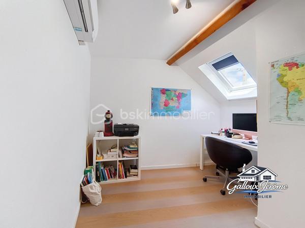 Située sur la commune de La Ferté-sous-Jouarre, secteur Morintru d’en Haut, dans un environnement calme, venez découvrir cette maison pleine de charme offrant 85 m² habitables et 92 m² au sol.

Dès l’entrée, vous découvrirez un agréable salon-salle à manger équipé d’une cheminée avec insert, idéal pour profiter de belles soirées au coin du feu.

La maison dispose également d’une cuisine indépendante, équipée et aménagée avec un espace repas, d’une salle d’eau moderne avec emplacement pour la machine à laver ainsi que d’un WC séparé.

À l’étage, un grand palier offre la possibilité d’aménager des placards afin d’optimiser au maximum les espaces de rangement. Il dessert 3 chambres ainsi qu’un bureau d’environ 7 m², pouvant parfaitement convenir pour le télétravail, un dressing ou une petite chambre d’enfant.

Un accès aux combles permet de bénéficier d’un espace de rangement supplémentaire.

 Côté extérieur, vous profiterez à l’arrière de la maison d’un agréable jardin avec son espace terrasse, parfait pour les repas et les moments de détente aux beaux jours. Deux abris en dur viennent compléter l’ensemble.

Pour votre confort toute l’année, la maison est équipée d’une pompe à chaleur air/air, permettant de chauffer efficacement en hiver et de profiter de la climatisation en été.

Vous recherchez votre premier achat, une maison pour accueillir votre famille ou tout simplement un environnement calme où vous installer ? Cette maison pourrait bien être celle que vous attendiez.

 Contactez-moi pour obtenir davantage d’informations et organiser votre visite.