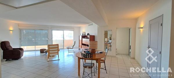 Appartement T4 de 121.84 m2 avec terrasse et garage, résidence avec ascenseur, vue sur bassin de plaisance