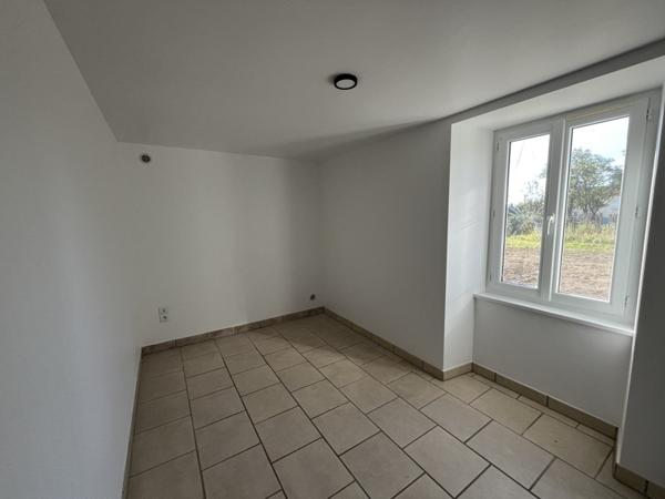 Maison à louer 655 € CC Rougnac 4 p 85 m² DPE E