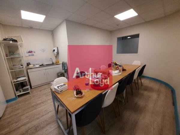 CLERMONT FERRAND A VENDRE ZONE DES GRAVANCHES BUREAUX 1200 M² - BATIMENT INDEPENDANT - PARKING