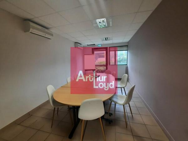 CLERMONT FERRAND A VENDRE ZONE DES GRAVANCHES BUREAUX 1200 M² - BATIMENT INDEPENDANT - PARKING