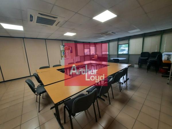 CLERMONT FERRAND A VENDRE ZONE DES GRAVANCHES BUREAUX 1200 M² - BATIMENT INDEPENDANT - PARKING
