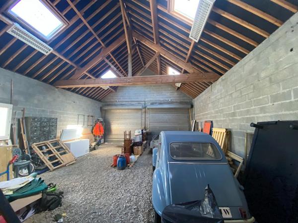 Maison moderne au calme au coeur du pays d'auge , avec ses annexes dont 5 garages