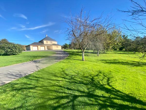 Maison moderne au calme au coeur du pays d'auge , avec ses annexes dont 5 garages