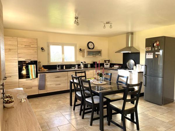 Maison moderne au calme au coeur du pays d'auge , avec ses annexes dont 5 garages