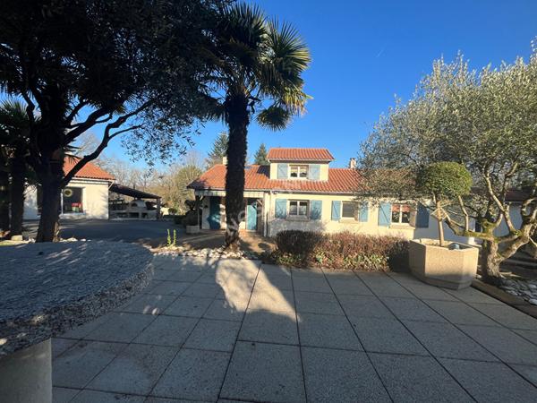 Découvrez cette magnifique propriété située au coeur de Montigné-sur-Moine une commune paisible et accueillante à seulement 5 minutes de la voie express à 30 minutes de Nantes et à 14 minutes de la gare de Clisson un emplacement idéal offrant à la fois tr