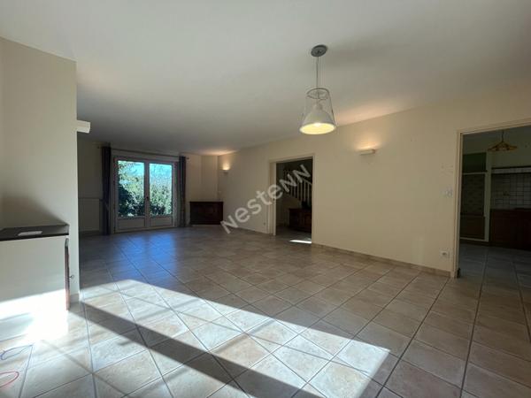 Découvrez cette magnifique propriété située au coeur de Montigné-sur-Moine une commune paisible et accueillante à seulement 5 minutes de la voie express à 30 minutes de Nantes et à 14 minutes de la gare de Clisson un emplacement idéal offrant à la fois tr