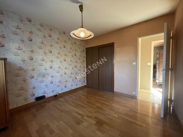 Découvrez cette magnifique propriété située au coeur de Montigné-sur-Moine une commune paisible et accueillante à seulement 5 minutes de la voie express à 30 minutes de Nantes et à 14 minutes de la gare de Clisson un emplacement idéal offrant à la fois tr