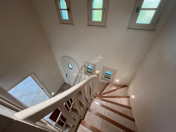 Découvrez cette magnifique propriété située au coeur de Montigné-sur-Moine une commune paisible et accueillante à seulement 5 minutes de la voie express à 30 minutes de Nantes et à 14 minutes de la gare de Clisson un emplacement idéal offrant à la fois tr