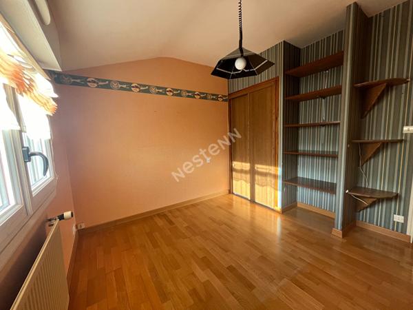 Découvrez cette magnifique propriété située au coeur de Montigné-sur-Moine une commune paisible et accueillante à seulement 5 minutes de la voie express à 30 minutes de Nantes et à 14 minutes de la gare de Clisson un emplacement idéal offrant à la fois tr