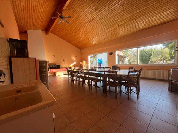 Découvrez cette magnifique propriété située au coeur de Montigné-sur-Moine une commune paisible et accueillante à seulement 5 minutes de la voie express à 30 minutes de Nantes et à 14 minutes de la gare de Clisson un emplacement idéal offrant à la fois tr