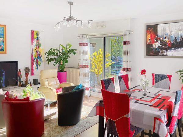 A vendre Angers Saint Exupery,proche centre ville et mairie, appartement type 4 lumineux, 1er étage, 3 chambres, ascenseur, cuisine aménagée équipée, deux balcons, une place de parking privative en sous-sol, chauffage au gaz, commerces et bus à deux minut