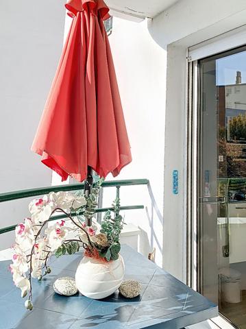 A vendre Angers Saint Exupery,proche centre ville et mairie, appartement type 4 lumineux, 1er étage, 3 chambres, ascenseur, cuisine aménagée équipée, deux balcons, une place de parking privative en sous-sol, chauffage au gaz, commerces et bus à deux minut