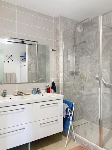 A vendre Angers Saint Exupery,proche centre ville et mairie, appartement type 4 lumineux, 1er étage, 3 chambres, ascenseur, cuisine aménagée équipée, deux balcons, une place de parking privative en sous-sol, chauffage au gaz, commerces et bus à deux minut